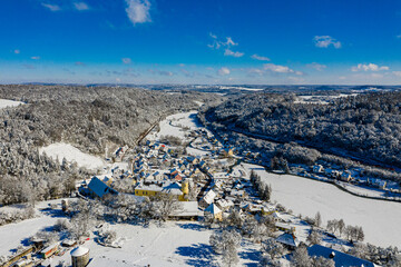 Luftbild von Möhren im Naturpark Altmühltal, Bayern, Deutschland an einem sonnigen Tag im Winter