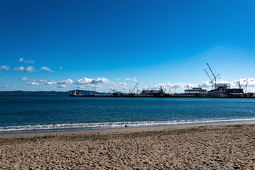 港と砂浜　cargo ship in port