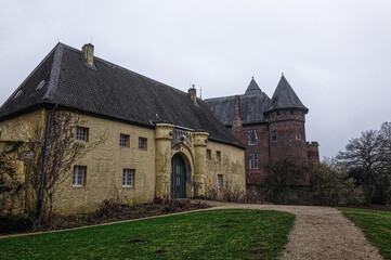 Fototapeta na wymiar Haus und historisches Schloss in Krefeld Linn