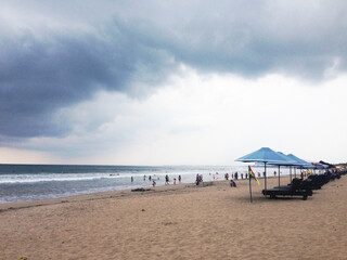 인도네시아 발리 꾸따 비치, 해수욕장, 넓은 파도와 바다, 사람들 / Kuta Beach, Bali, Indonesia, beach, wide waves and sea, people