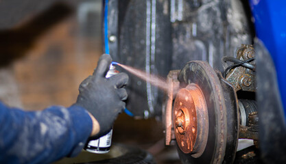 treatment of the brake disc hub with copper grease in the garage. Copper high-temperature grease...