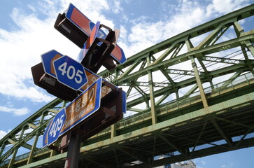 鉄道橋と標識