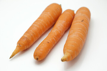 Prato de saladas de cenoura tomate e cebola no prato.
