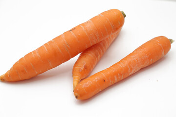 Prato de saladas de cenoura tomate e cebola no prato.
