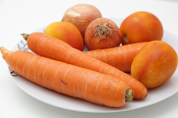 Prato de saladas de cenoura tomate e cebola no prato.
