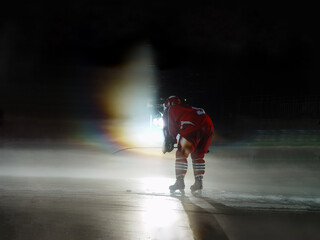 Eishockey Spieler auf Eis in leerem Stadion © christophe papke