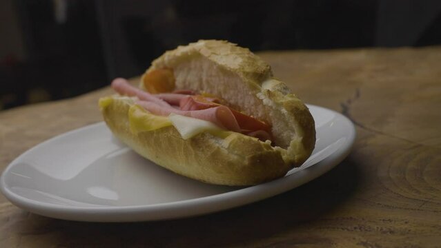 Sandwich salami and cheddar