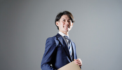 ビジネスマン　ポートレート　グレー背景