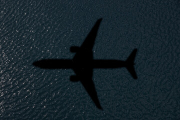 Wasserspiegelung von dunklem Wasser