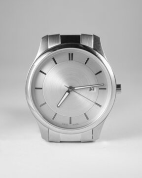 Reloj De Pulsera Plateado Blanco Y Negro