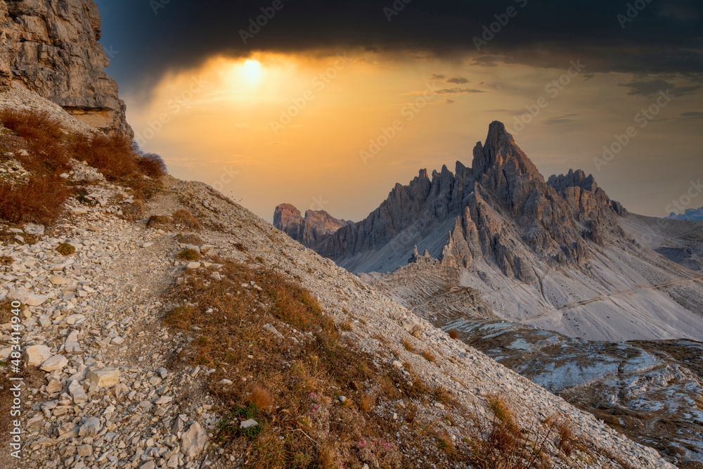 Wall mural beautiful landscape of mountains during sunset