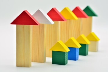 Casas hechas con bloques de madera en fila, efecto dominó