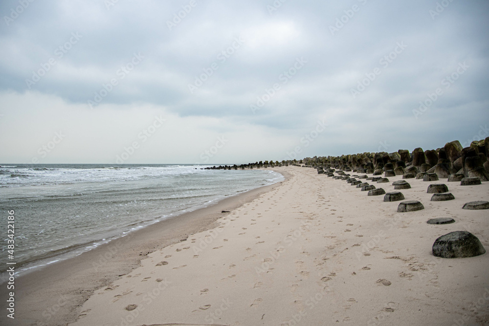 Wall mural Der Strand von Hörnum Insel Sylt mit Tetrapoden als Küstenschutz 