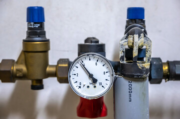 Manometer einer Heizungsanlage zur Einstellung des richtigen Wasserdrucks