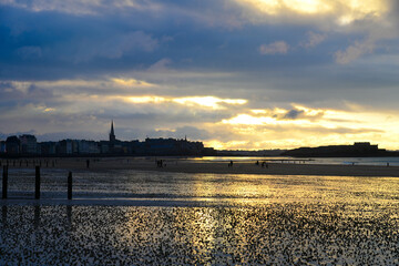 Coucher de soleil sur la plage de Saint-Malo et la cathédrale