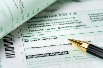 Steuererklärung für Finanzamt mit Formular