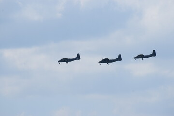 airplanes que in the sky