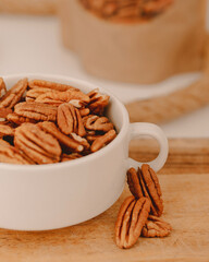 Tazón lleno de nueces peladas nuez corazon