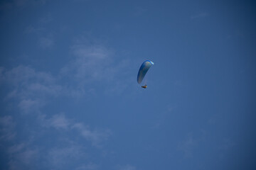 parapente entre las nubes
