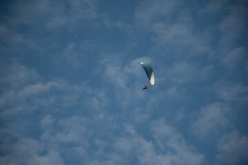 parapente entre las nubes