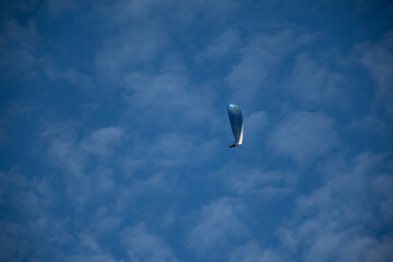 parapente entre las nubes