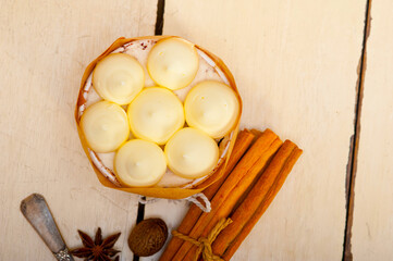 vanilla and spice cream cake dessert