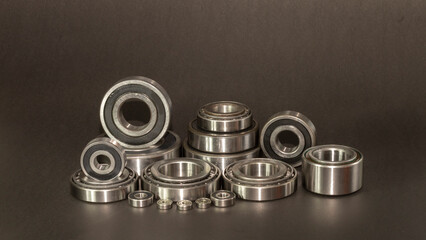 Rodamientos de bolas y rodamientos cónicos de acero. Uso industrial y automotriz.