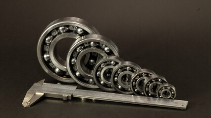 Fototapeta premium Rodamientos de bolas y rodamientos cónicos de acero. Uso industrial y automotriz.
