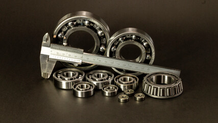 Rodamientos de bolas y rodamientos cónicos de acero. Uso industrial y automotriz.