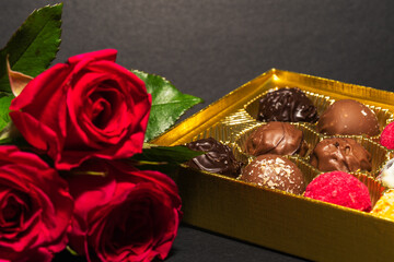 ピンク色の薔薇と箱に入った丸いチョコレート