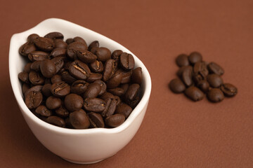 Granos de café en recipiente blanco primer plano 