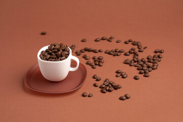 Taza blanca llena granos de café 