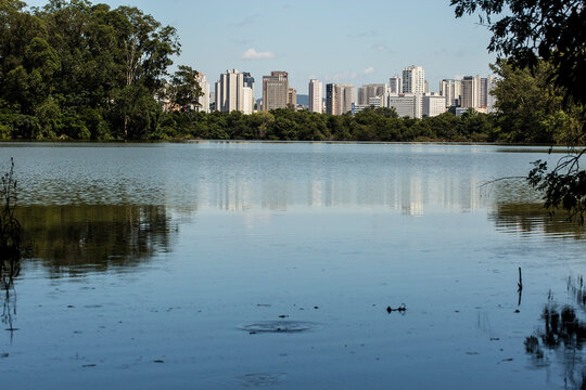 Parques da cidade de S&atilde;o Paulo. O Parque Ecol&oacute;gico do Tiet&ecirc; foi concebido no contexto das obras e servi&ccedil;os de combate a inunda&ccedil;&otilde;es na Regi&atilde;o Metropolitana da Grande S&atilde;o Paulo.