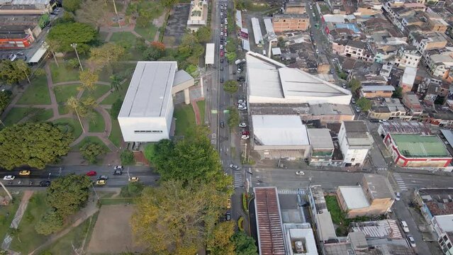 Vista de autopista, edificios y centro de ciudad.