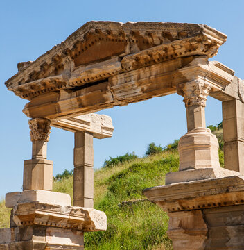 20170115_ephesus_ruin.tif