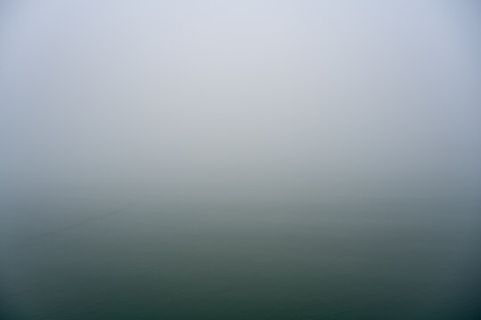 brume sur mer calme