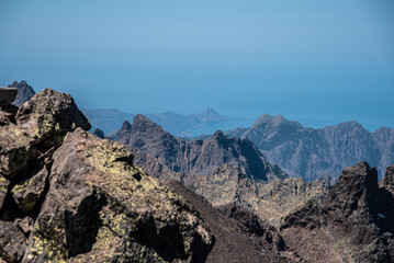 Berge in Korsika mit Meer im Hintergrund