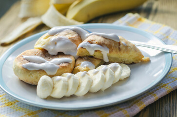 Cheesecakes with banana and sour cream