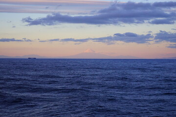 Fototapeta premium Mt. Fuji and Sunset view from ferry in pacific ocean - フェリーからの太平洋の夕日 富士山