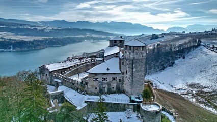 Zimowy zamek nad jeziorem we Włoskich Dolomitach © Ready2Fly