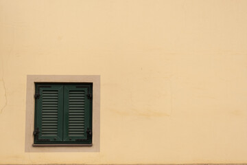 Fenster mit grünem Fensterladen an gelber Hauswand | Ritten, Italien