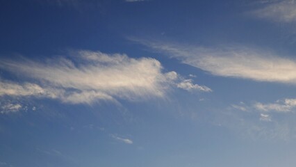 Naklejka na ściany i meble 済み切った青い空に流れる白い雲