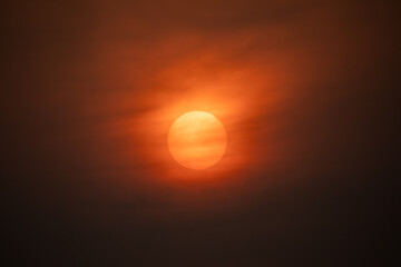 The big sun was about to set in the evening.