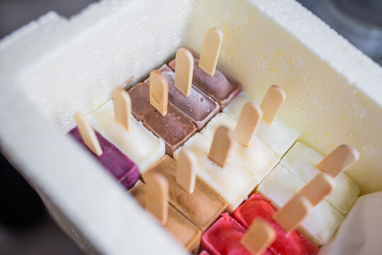 Caixa com picol&eacute;s artesanais