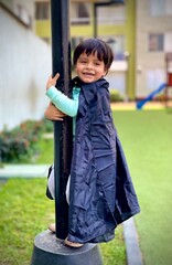 Niño feliz en el poste del parque