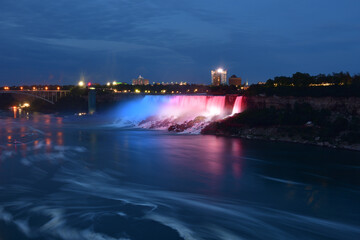Fototapeta na wymiar 巨大な滝、アメリカとカナダの大瀑布