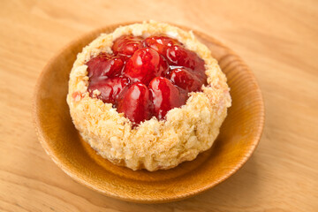 木のお皿に乗ったデザート