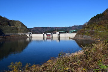 Fototapeta na wymiar 寒河江ダム（ダム湖百選）／ 山形県西川町にある、県内最大のダムです。ダムによって形成された人造湖は、月山より名を取って月山湖（がっさんこ）と命名され、財団法人ダム水源地環境整備センターが選定する、ダム湖百選に選ばれています。