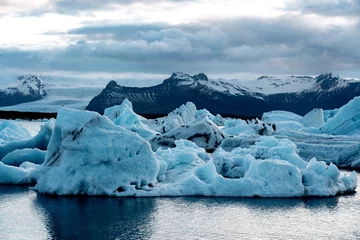 Blaue Gletscherbrocken schwimmen in der Gletscherlagune Jokulsarlon in der Abenddämmerung in Island © ANITEK MEDIA 