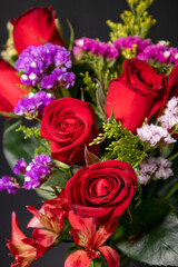 Rosas sobre fondo negro